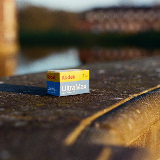 Kodak Ultramax 400 Kleinbildfilm auf einer Steinmauer im Sonnenlicht – stimmungsvolle Aufnahme mit Kodak Ultramax 400