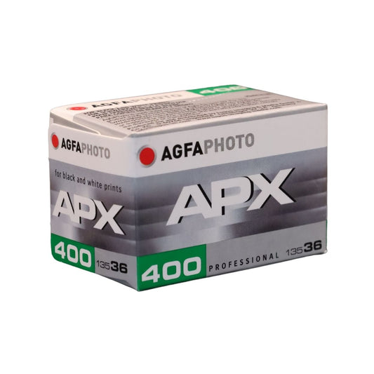 AGFAPHOTO APX 400 Schwarzwei Kleinbildfilm. Freigestellt auf weißem Hintergrund.