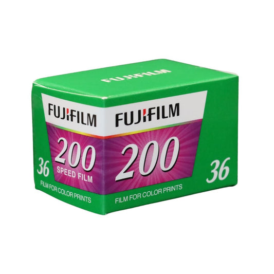 FUJIFILM 200 Analoger Farbnegatibfilm mit ISO 200. Freigestellt und auf die vordere Kante fotografiert. 
