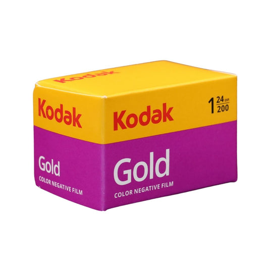 Kodak Gold 200 – 35mm Farbnegativfilm in originaler Verpackung. Freigestellt mit weißem Hintergrund und schräg fotografiert.